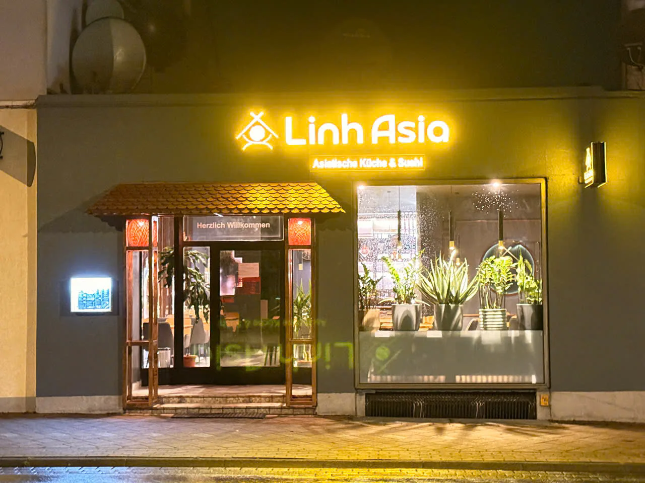 Beleuchteter Eingang von Linh Asia am Abend